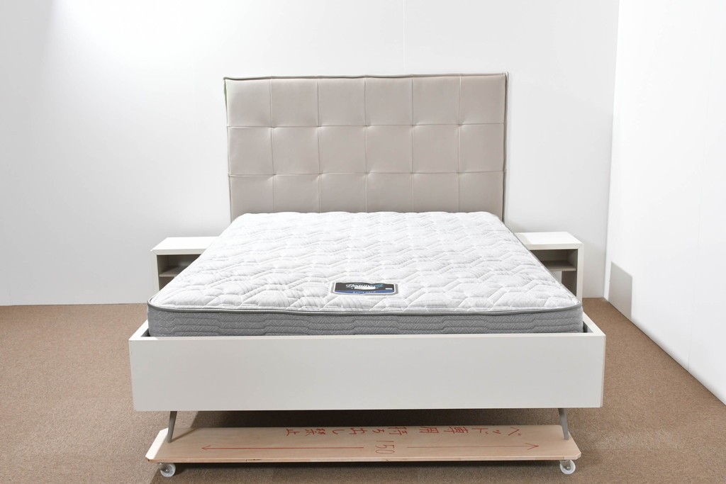 中古　BoConcept(ボーコンセプト)　シモンズ(SIMMONS)　本革ヘッドボード　サイドテーブル付きワイドダブルサイズのベッドセット　定価約60万円　(R-085928)