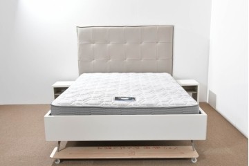 中古　BoConcept(ボーコンセプト)　シモンズ(SIMMONS)　本革ヘッドボード　サイドテーブル付きワイドダブルサイズのベッドセット　定価約60万円　(R-085928)