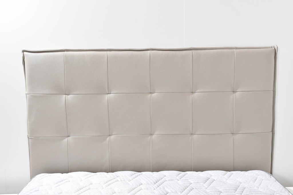 中古　BoConcept(ボーコンセプト)　シモンズ(SIMMONS)　本革ヘッドボード　サイドテーブル付きワイドダブルサイズのベッドセット　定価約60万円　(R-085928)