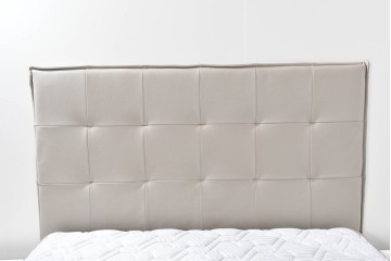 中古　BoConcept(ボーコンセプト)　シモンズ(SIMMONS)　本革ヘッドボード　サイドテーブル付きワイドダブルサイズのベッドセット　定価約60万円　(R-085928)