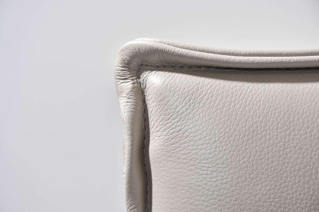 中古　BoConcept(ボーコンセプト)　シモンズ(SIMMONS)　本革ヘッドボード　サイドテーブル付きワイドダブルサイズのベッドセット　定価約60万円　(R-085928)