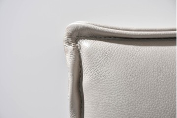 中古　BoConcept(ボーコンセプト)　シモンズ(SIMMONS)　本革ヘッドボード　サイドテーブル付きワイドダブルサイズのベッドセット　定価約60万円　(R-085928)