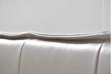 中古　BoConcept(ボーコンセプト)　シモンズ(SIMMONS)　本革ヘッドボード　サイドテーブル付きワイドダブルサイズのベッドセット　定価約60万円　(R-085928)