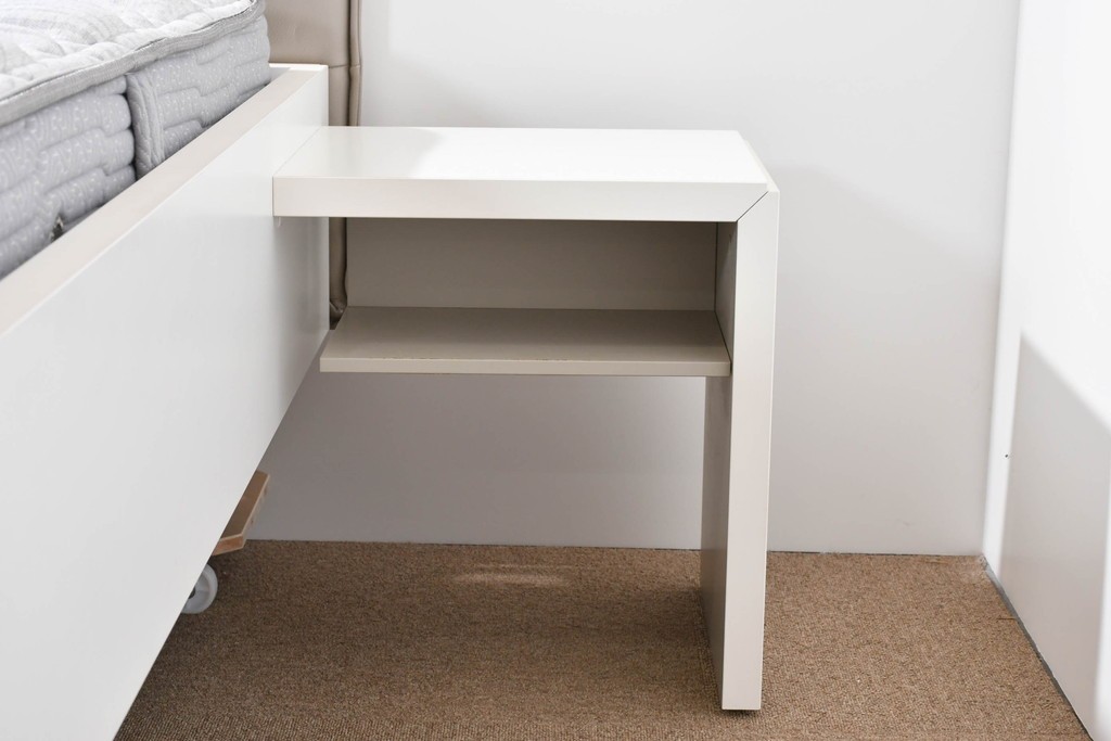 中古　BoConcept(ボーコンセプト)　シモンズ(SIMMONS)　本革ヘッドボード　サイドテーブル付きワイドダブルサイズのベッドセット　定価約60万円　(R-085928)