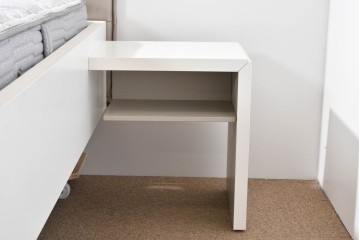 中古　BoConcept(ボーコンセプト)　シモンズ(SIMMONS)　本革ヘッドボード　サイドテーブル付きワイドダブルサイズのベッドセット　定価約60万円　(R-085928)