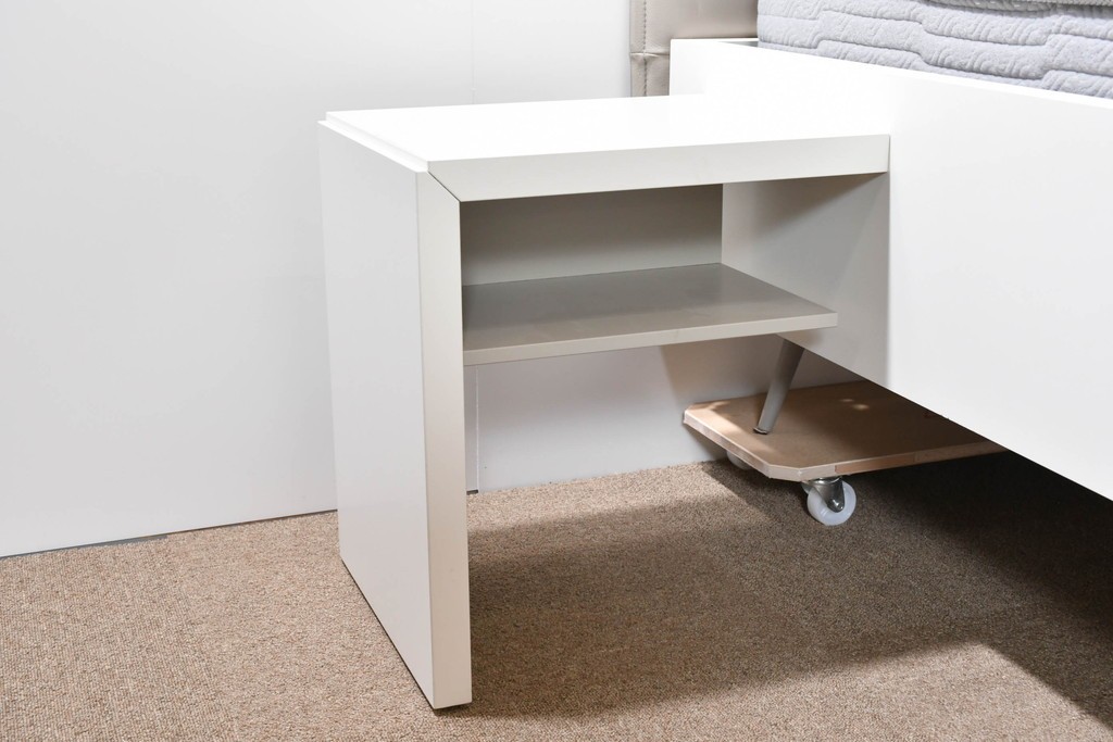 中古　BoConcept(ボーコンセプト)　シモンズ(SIMMONS)　本革ヘッドボード　サイドテーブル付きワイドダブルサイズのベッドセット　定価約60万円　(R-085928)