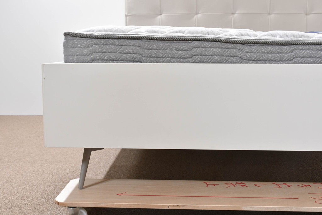 中古　BoConcept(ボーコンセプト)　シモンズ(SIMMONS)　本革ヘッドボード　サイドテーブル付きワイドダブルサイズのベッドセット　定価約60万円　(R-085928)