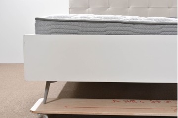 中古　BoConcept(ボーコンセプト)　シモンズ(SIMMONS)　本革ヘッドボード　サイドテーブル付きワイドダブルサイズのベッドセット　定価約60万円　(R-085928)