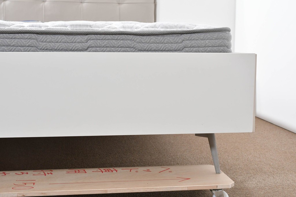 中古　BoConcept(ボーコンセプト)　シモンズ(SIMMONS)　本革ヘッドボード　サイドテーブル付きワイドダブルサイズのベッドセット　定価約60万円　(R-085928)