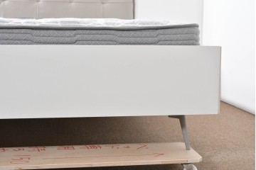 中古　BoConcept(ボーコンセプト)　シモンズ(SIMMONS)　本革ヘッドボード　サイドテーブル付きワイドダブルサイズのベッドセット　定価約60万円　(R-085928)