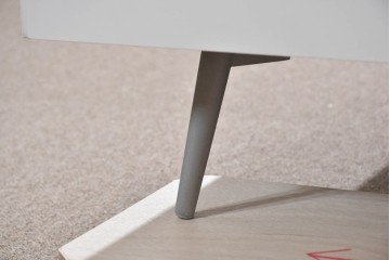 中古　BoConcept(ボーコンセプト)　シモンズ(SIMMONS)　本革ヘッドボード　サイドテーブル付きワイドダブルサイズのベッドセット　定価約60万円　(R-085928)