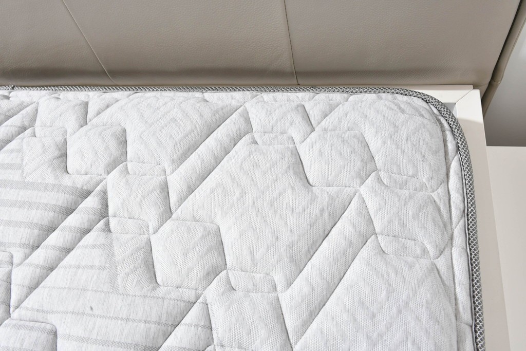 中古　BoConcept(ボーコンセプト)　シモンズ(SIMMONS)　本革ヘッドボード　サイドテーブル付きワイドダブルサイズのベッドセット　定価約60万円　(R-085928)