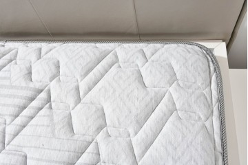 中古　BoConcept(ボーコンセプト)　シモンズ(SIMMONS)　本革ヘッドボード　サイドテーブル付きワイドダブルサイズのベッドセット　定価約60万円　(R-085928)