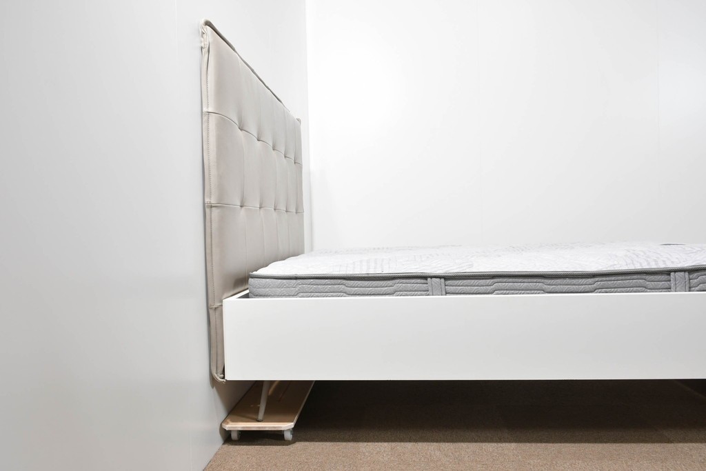 中古　BoConcept(ボーコンセプト)　シモンズ(SIMMONS)　本革ヘッドボード　サイドテーブル付きワイドダブルサイズのベッドセット　定価約60万円　(R-085928)