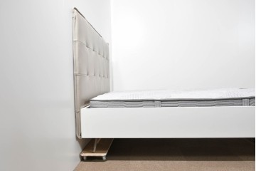 中古　BoConcept(ボーコンセプト)　シモンズ(SIMMONS)　本革ヘッドボード　サイドテーブル付きワイドダブルサイズのベッドセット　定価約60万円　(R-085928)