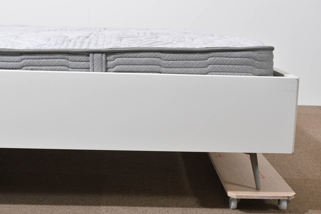 中古　BoConcept(ボーコンセプト)　シモンズ(SIMMONS)　本革ヘッドボード　サイドテーブル付きワイドダブルサイズのベッドセット　定価約60万円　(R-085928)