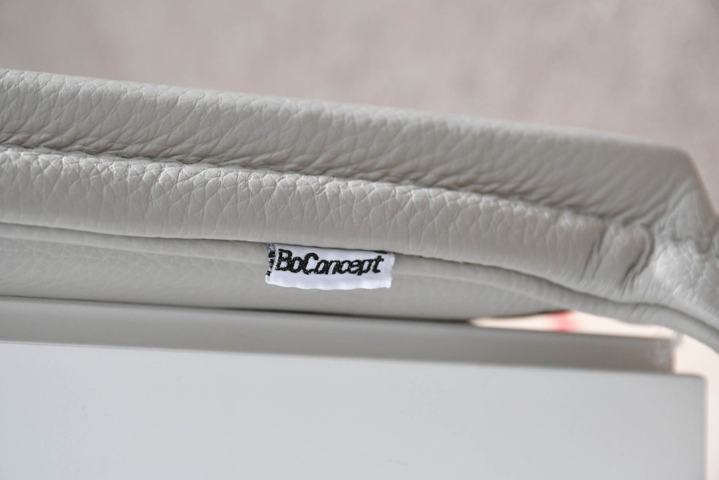 中古　BoConcept(ボーコンセプト)　シモンズ(SIMMONS)　本革ヘッドボード　サイドテーブル付きワイドダブルサイズのベッドセット　定価約60万円　(R-085928)