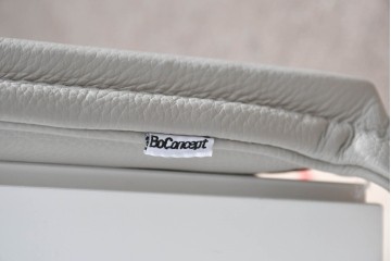 中古　BoConcept(ボーコンセプト)　シモンズ(SIMMONS)　本革ヘッドボード　サイドテーブル付きワイドダブルサイズのベッドセット　定価約60万円　(R-085928)