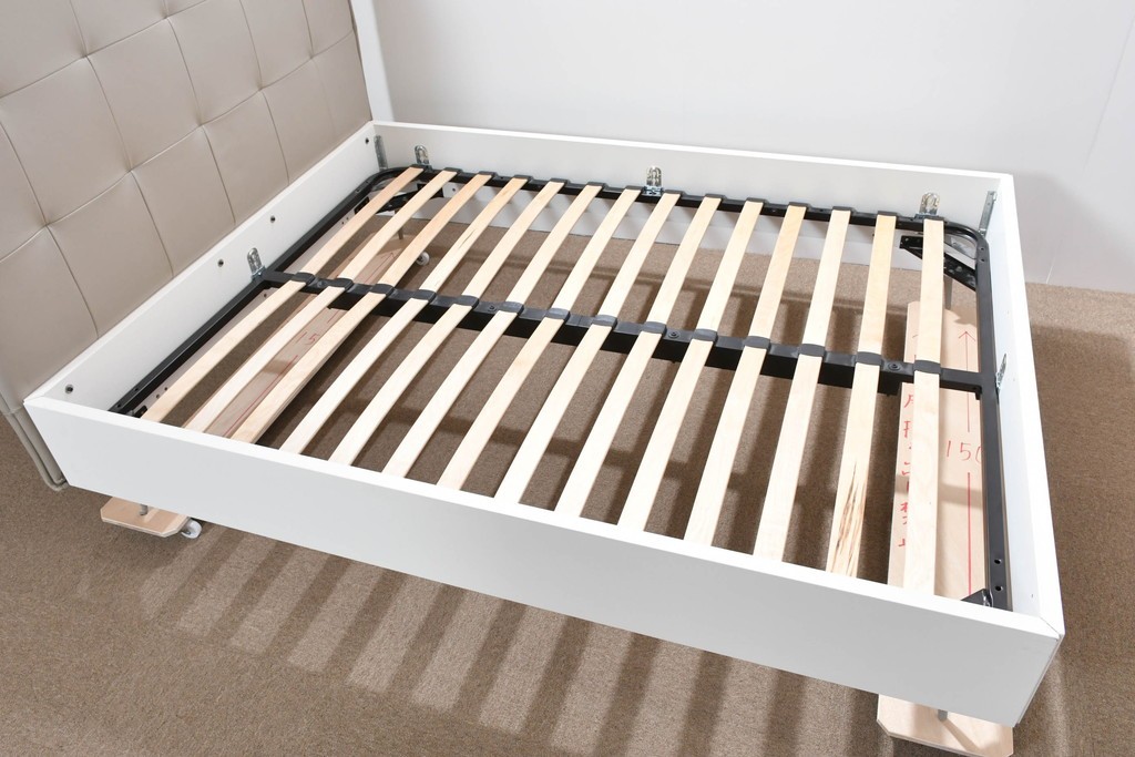 中古　BoConcept(ボーコンセプト)　シモンズ(SIMMONS)　本革ヘッドボード　サイドテーブル付きワイドダブルサイズのベッドセット　定価約60万円　(R-085928)