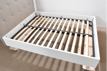 中古　BoConcept(ボーコンセプト)　シモンズ(SIMMONS)　本革ヘッドボード　サイドテーブル付きワイドダブルサイズのベッドセット　定価約60万円　(R-085928)