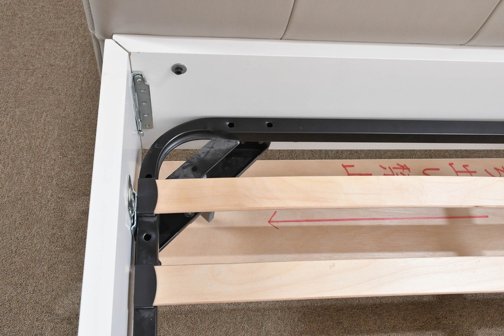 中古　BoConcept(ボーコンセプト)　シモンズ(SIMMONS)　本革ヘッドボード　サイドテーブル付きワイドダブルサイズのベッドセット　定価約60万円　(R-085928)