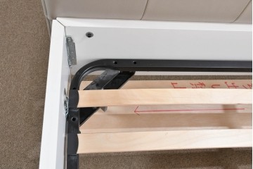 中古　BoConcept(ボーコンセプト)　シモンズ(SIMMONS)　本革ヘッドボード　サイドテーブル付きワイドダブルサイズのベッドセット　定価約60万円　(R-085928)