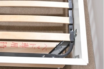 中古　BoConcept(ボーコンセプト)　シモンズ(SIMMONS)　本革ヘッドボード　サイドテーブル付きワイドダブルサイズのベッドセット　定価約60万円　(R-085928)