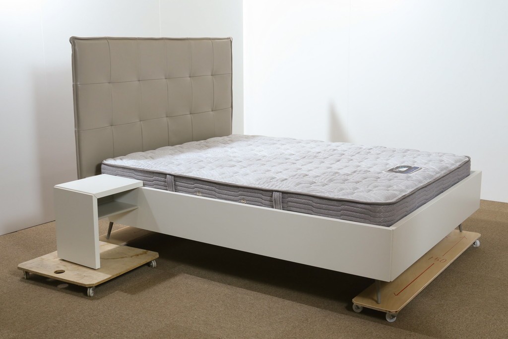 中古　BoConcept(ボーコンセプト)　シモンズ(SIMMONS)　本革ヘッドボード　サイドテーブル付きワイドダブルサイズのベッドセット　定価約60万円　(R-085928)