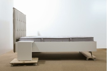 中古　BoConcept(ボーコンセプト)　シモンズ(SIMMONS)　本革ヘッドボード　サイドテーブル付きワイドダブルサイズのベッドセット　定価約60万円　(R-085928)