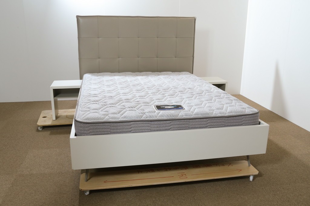 中古　BoConcept(ボーコンセプト)　シモンズ(SIMMONS)　本革ヘッドボード　サイドテーブル付きワイドダブルサイズのベッドセット　定価約60万円　(R-085928)