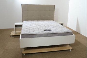 中古　BoConcept(ボーコンセプト)　シモンズ(SIMMONS)　本革ヘッドボード　サイドテーブル付きワイドダブルサイズのベッドセット　定価約60万円　(R-085928)
