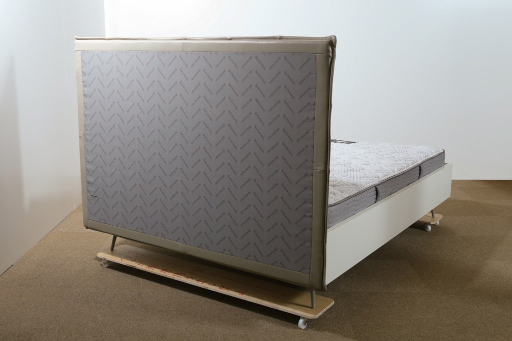 中古　BoConcept(ボーコンセプト)　シモンズ(SIMMONS)　本革ヘッドボード　サイドテーブル付きワイドダブルサイズのベッドセット　定価約60万円　(R-085928)