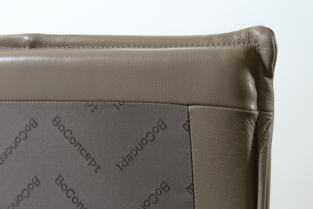 中古　BoConcept(ボーコンセプト)　シモンズ(SIMMONS)　本革ヘッドボード　サイドテーブル付きワイドダブルサイズのベッドセット　定価約60万円　(R-085928)