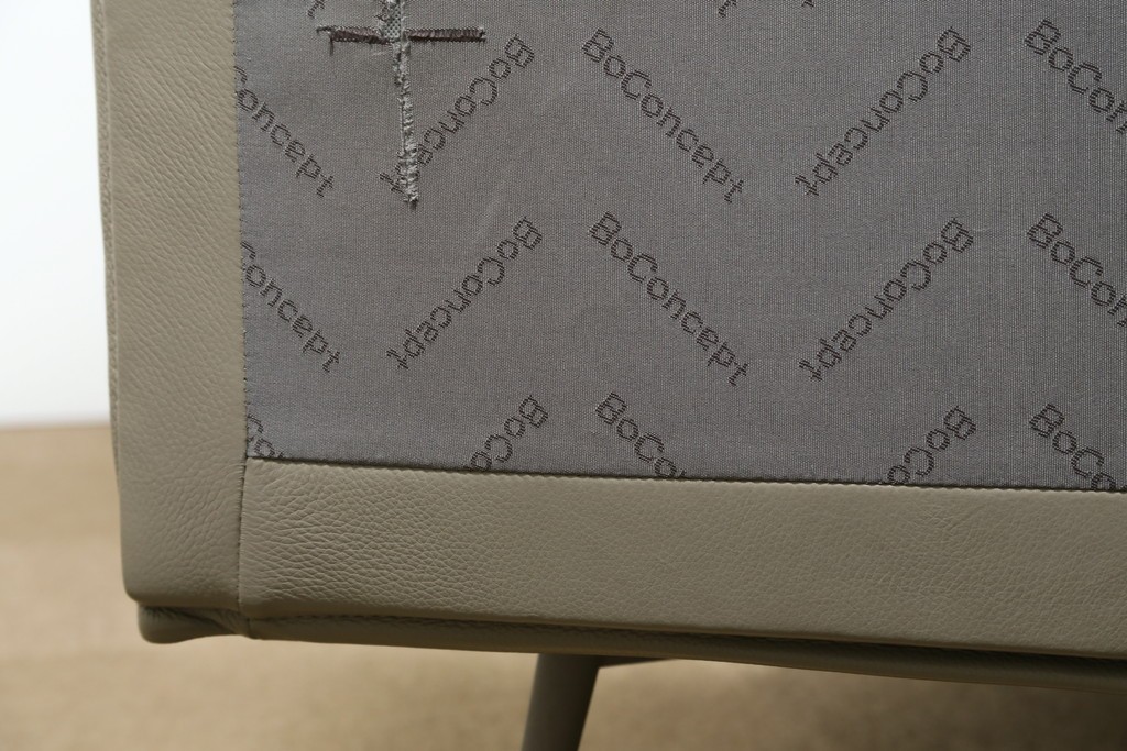 中古　BoConcept(ボーコンセプト)　シモンズ(SIMMONS)　本革ヘッドボード　サイドテーブル付きワイドダブルサイズのベッドセット　定価約60万円　(R-085928)