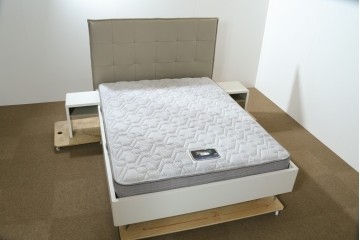中古　BoConcept(ボーコンセプト)　シモンズ(SIMMONS)　本革ヘッドボード　サイドテーブル付きワイドダブルサイズのベッドセット　定価約60万円　(R-085928)