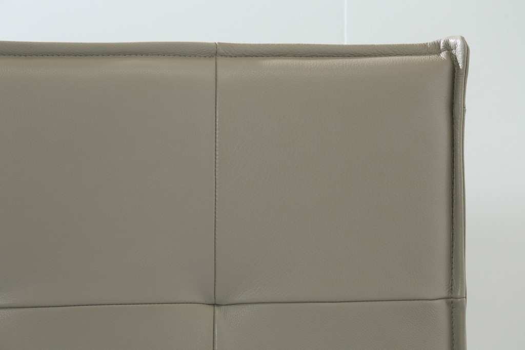 中古　BoConcept(ボーコンセプト)　シモンズ(SIMMONS)　本革ヘッドボード　サイドテーブル付きワイドダブルサイズのベッドセット　定価約60万円　(R-085928)