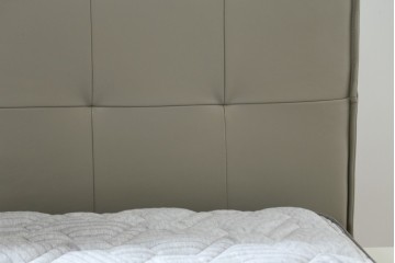 中古　BoConcept(ボーコンセプト)　シモンズ(SIMMONS)　本革ヘッドボード　サイドテーブル付きワイドダブルサイズのベッドセット　定価約60万円　(R-085928)