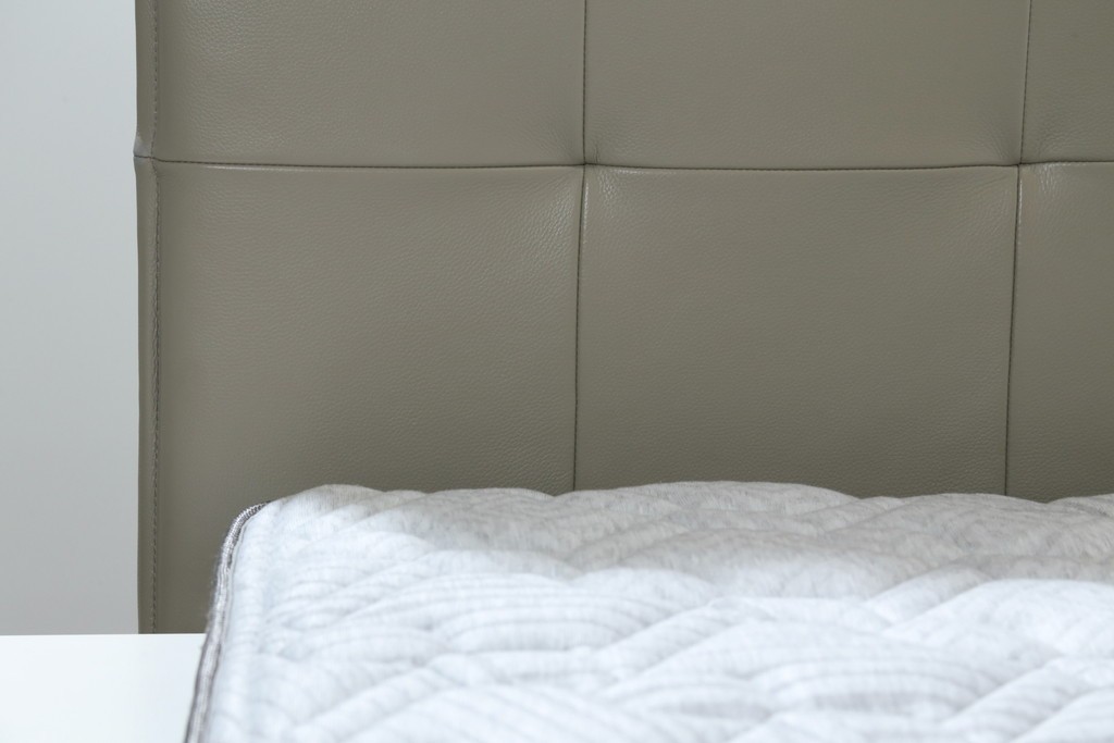 中古　BoConcept(ボーコンセプト)　シモンズ(SIMMONS)　本革ヘッドボード　サイドテーブル付きワイドダブルサイズのベッドセット　定価約60万円　(R-085928)
