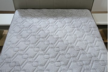 中古　BoConcept(ボーコンセプト)　シモンズ(SIMMONS)　本革ヘッドボード　サイドテーブル付きワイドダブルサイズのベッドセット　定価約60万円　(R-085928)