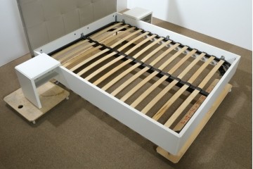 中古　BoConcept(ボーコンセプト)　シモンズ(SIMMONS)　本革ヘッドボード　サイドテーブル付きワイドダブルサイズのベッドセット　定価約60万円　(R-085928)