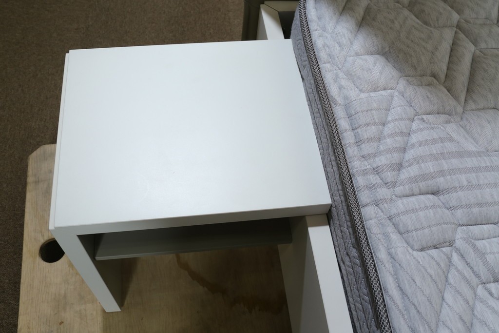 中古　BoConcept(ボーコンセプト)　シモンズ(SIMMONS)　本革ヘッドボード　サイドテーブル付きワイドダブルサイズのベッドセット　定価約60万円　(R-085928)