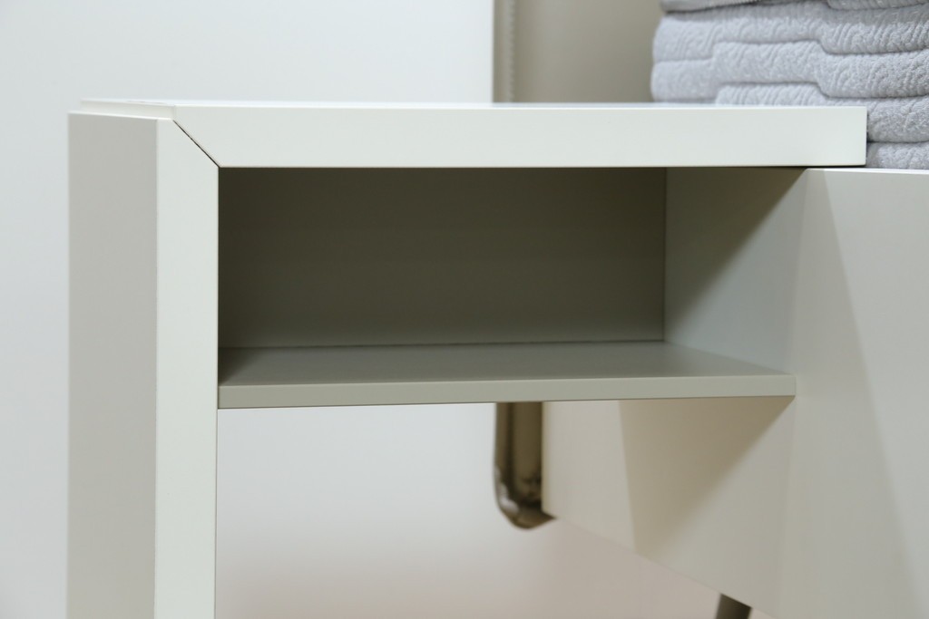 中古　BoConcept(ボーコンセプト)　シモンズ(SIMMONS)　本革ヘッドボード　サイドテーブル付きワイドダブルサイズのベッドセット　定価約60万円　(R-085928)