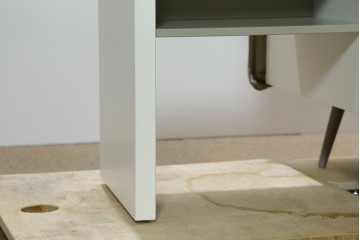 中古　BoConcept(ボーコンセプト)　シモンズ(SIMMONS)　本革ヘッドボード　サイドテーブル付きワイドダブルサイズのベッドセット　定価約60万円　(R-085928)