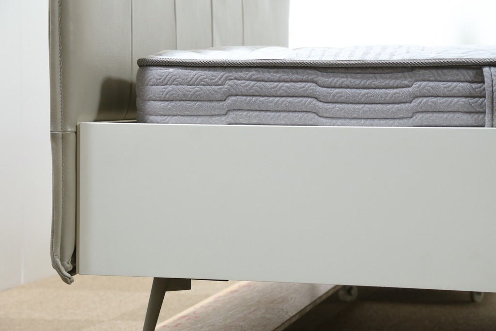 中古　BoConcept(ボーコンセプト)　シモンズ(SIMMONS)　本革ヘッドボード　サイドテーブル付きワイドダブルサイズのベッドセット　定価約60万円　(R-085928)