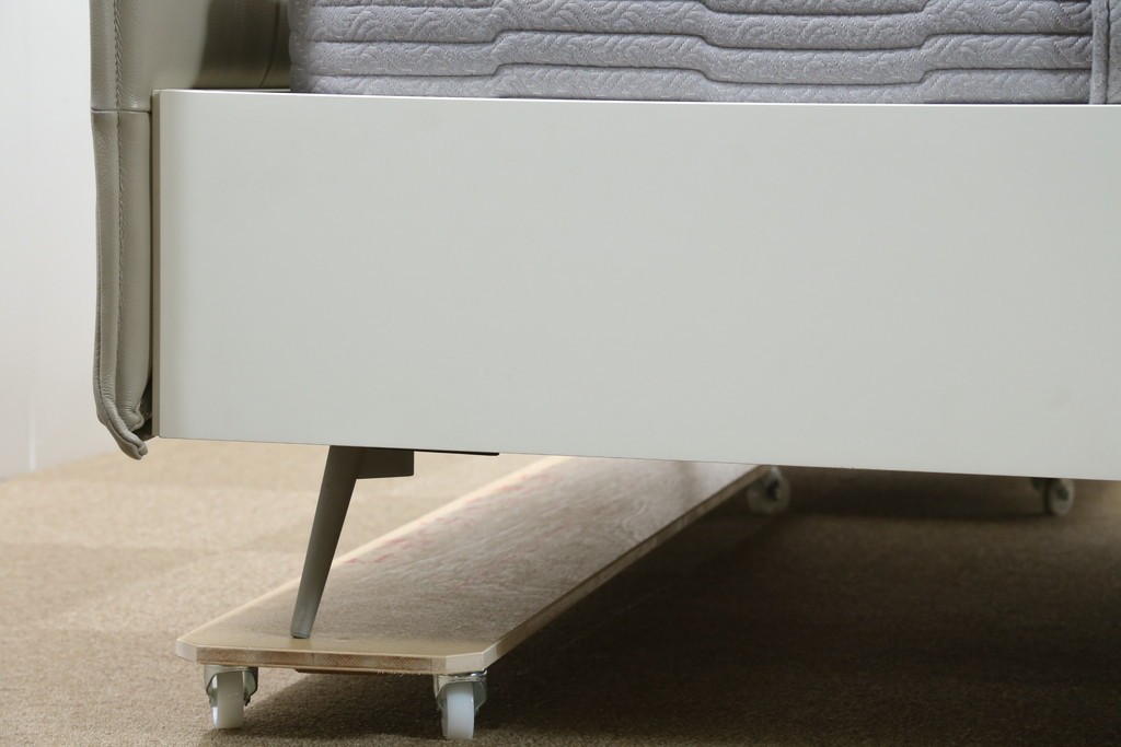 中古　BoConcept(ボーコンセプト)　シモンズ(SIMMONS)　本革ヘッドボード　サイドテーブル付きワイドダブルサイズのベッドセット　定価約60万円　(R-085928)