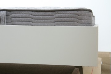 中古　BoConcept(ボーコンセプト)　シモンズ(SIMMONS)　本革ヘッドボード　サイドテーブル付きワイドダブルサイズのベッドセット　定価約60万円　(R-085928)