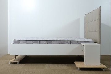 中古　BoConcept(ボーコンセプト)　シモンズ(SIMMONS)　本革ヘッドボード　サイドテーブル付きワイドダブルサイズのベッドセット　定価約60万円　(R-085928)