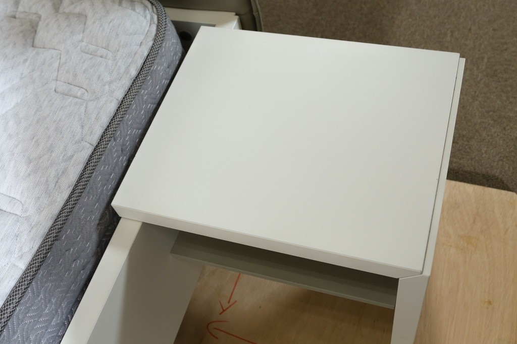 中古　BoConcept(ボーコンセプト)　シモンズ(SIMMONS)　本革ヘッドボード　サイドテーブル付きワイドダブルサイズのベッドセット　定価約60万円　(R-085928)