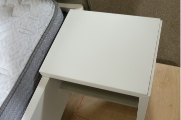 中古　BoConcept(ボーコンセプト)　シモンズ(SIMMONS)　本革ヘッドボード　サイドテーブル付きワイドダブルサイズのベッドセット　定価約60万円　(R-085928)