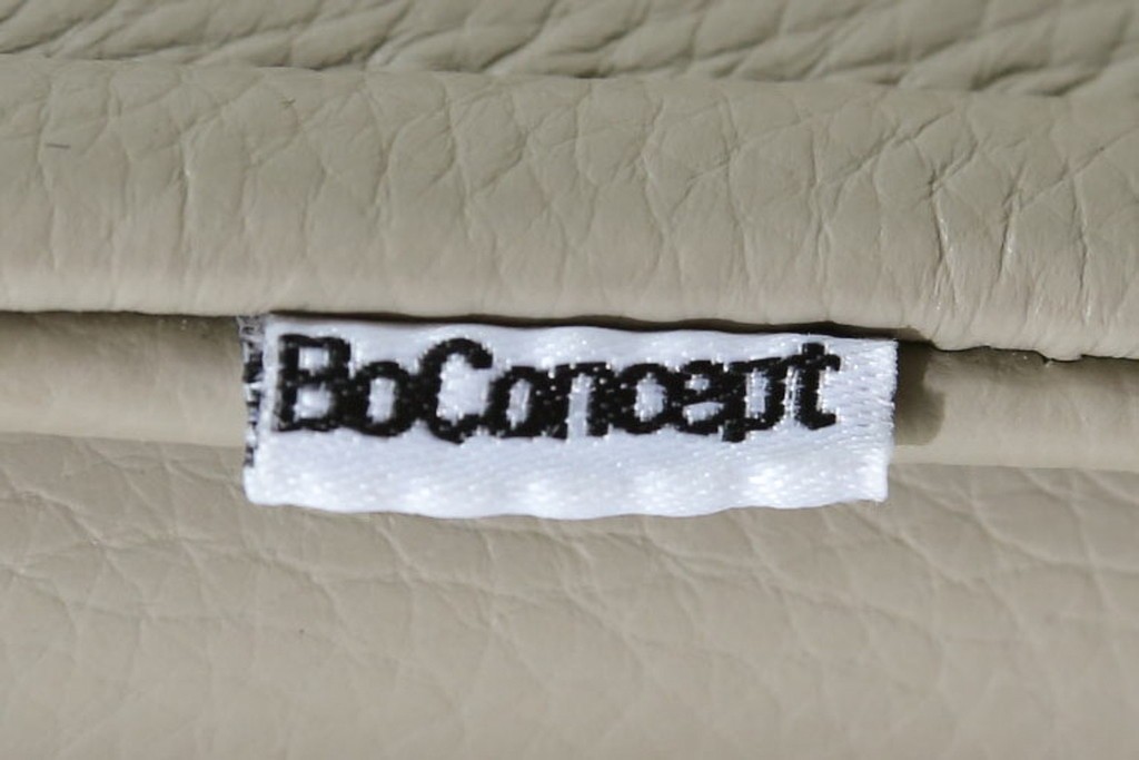 中古　BoConcept(ボーコンセプト)　シモンズ(SIMMONS)　本革ヘッドボード　サイドテーブル付きワイドダブルサイズのベッドセット　定価約60万円　(R-085928)